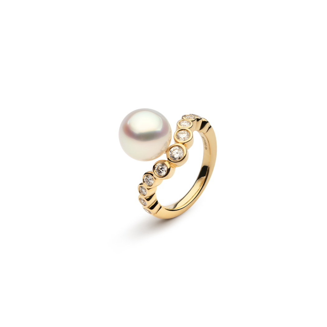 This Autore Bezel Set Wave Ring in 18kt Yellow Gold features a lustrous A Grade South Sea Pearl with round brilliant white diamonds.