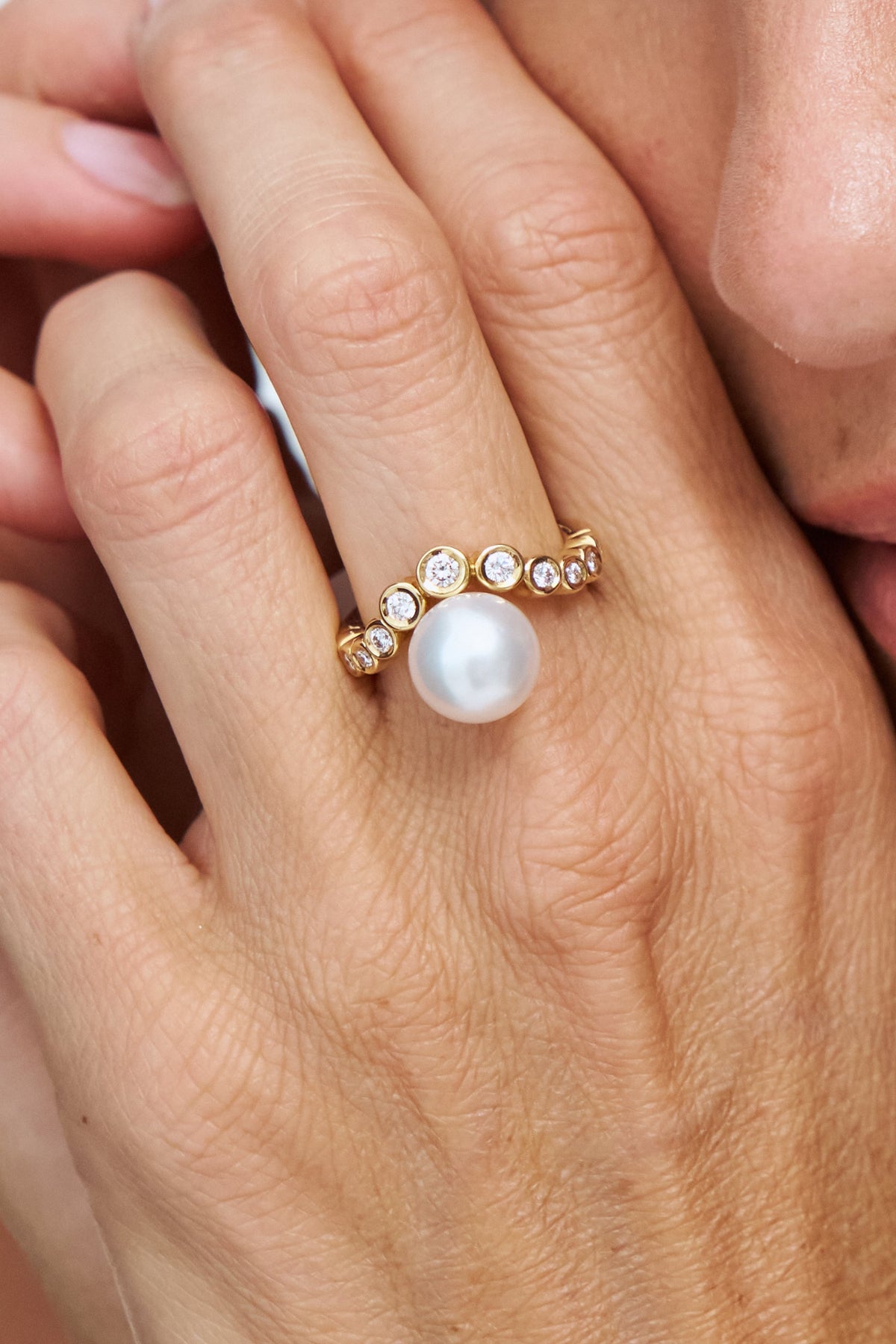 AUTORE Bezel Wave Ring worn