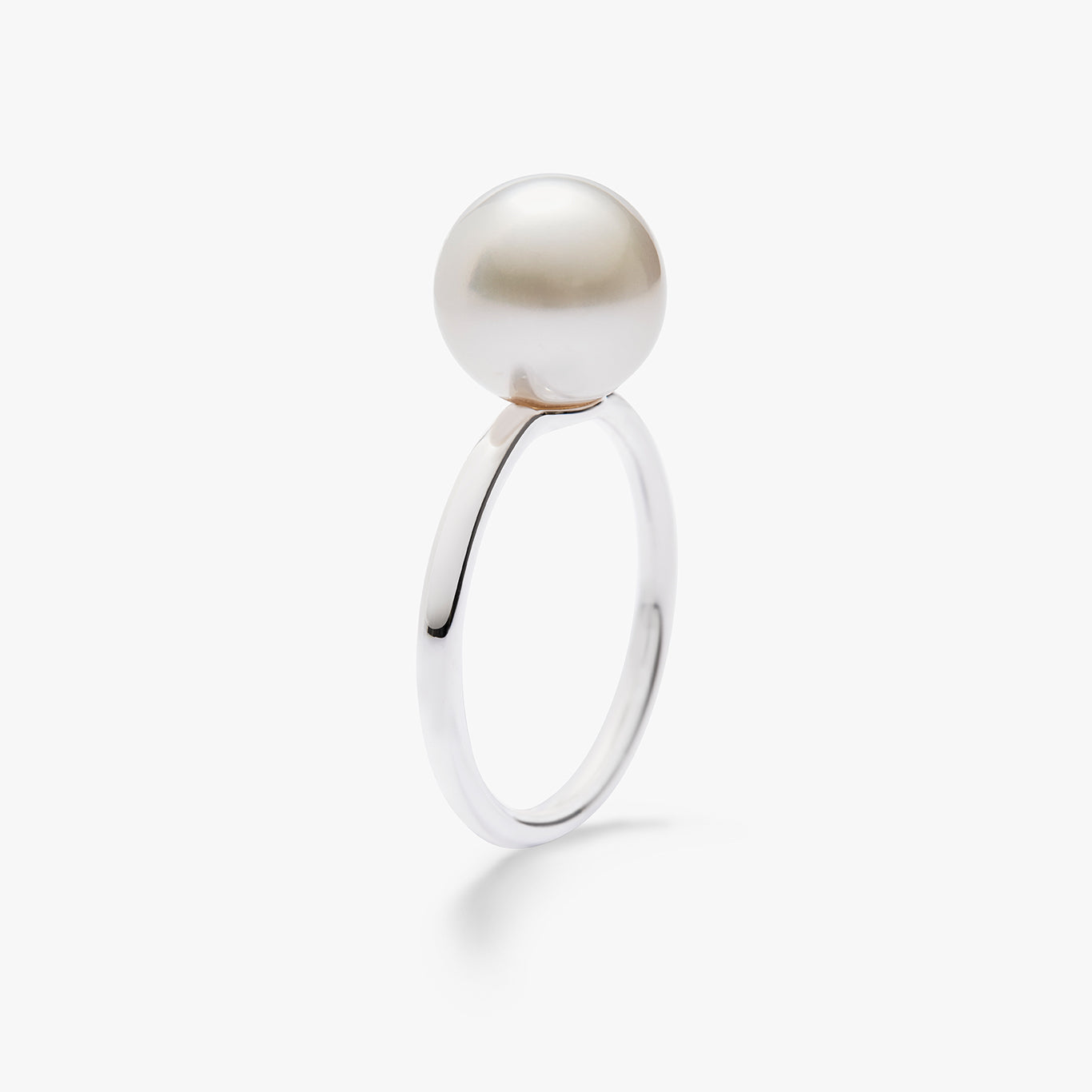 An Autore 18kt white gold plain eternity ring featuring a white South Sea Pearl