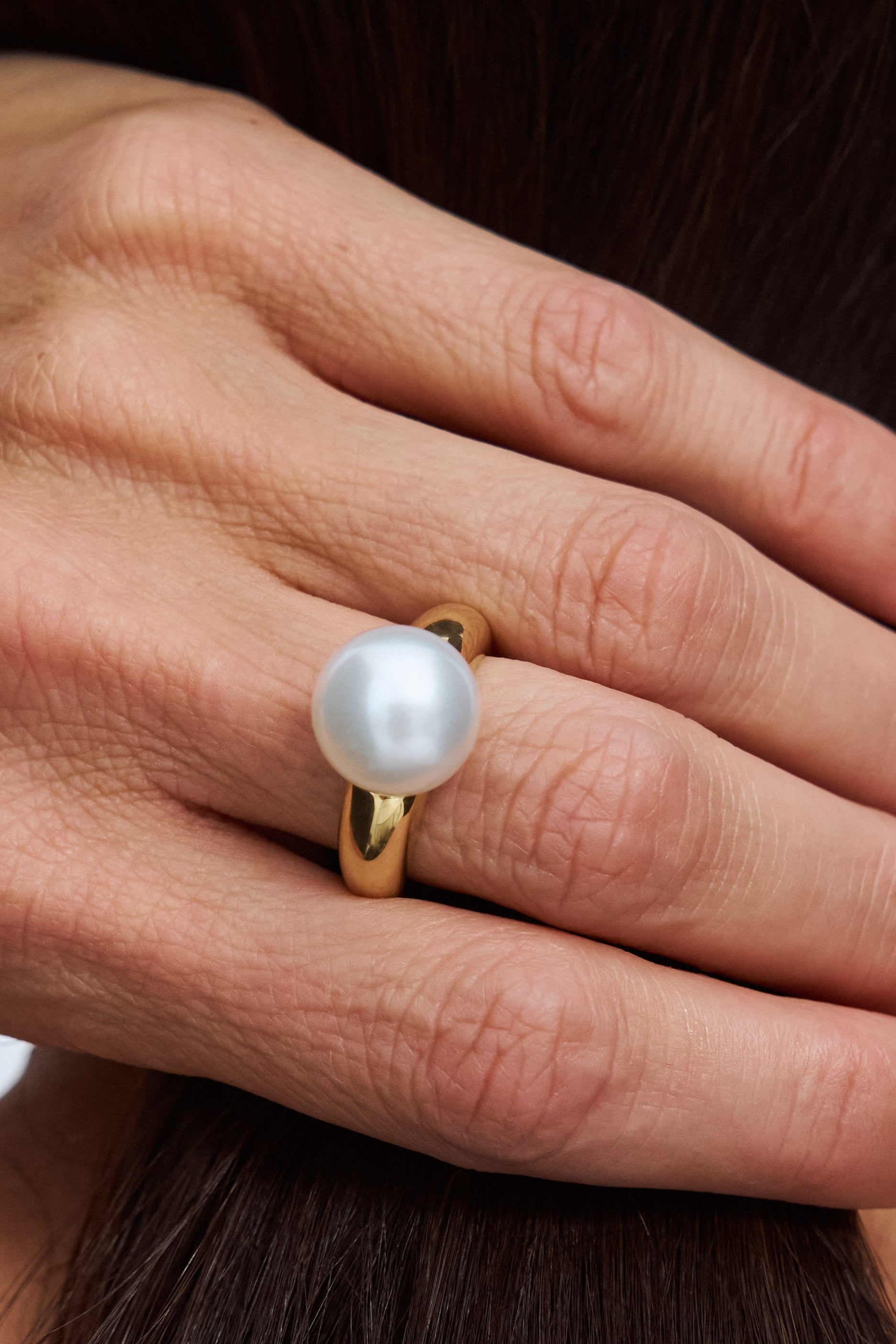 Model wearing Autore Serenity Oro medium ring in 18kt yellow gold.