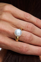 Model wearing Autore Serenity Oro medium ring in 18kt yellow gold.